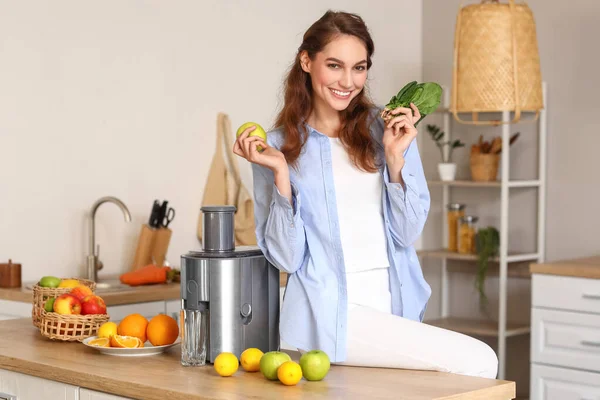 Mujer Joven Con Frutas Frescas Exprimidor Moderno Cocina —  Fotos de Stock