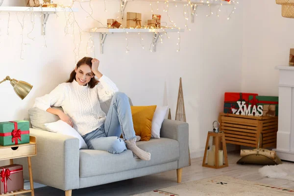 美しい若いです女性Streest上の自宅でクリスマスEve — ストック写真