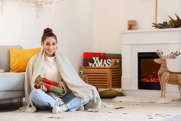 Mujer Joven Bonita Con Regalo Navidad Casa —  Fotos de Stock