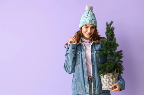 Κομψή Νεαρή Γυναίκα Χειμωνιάτικα Ρούχα Και Χριστουγεννιάτικο Δέντρο Δείχνει Κάτι — Φωτογραφία Αρχείου