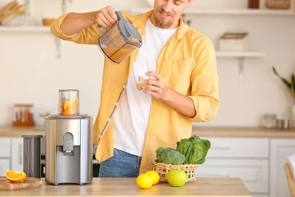 Young Man Preparing Healthy Fruit Juice Kitchen — Stock Photo, Image