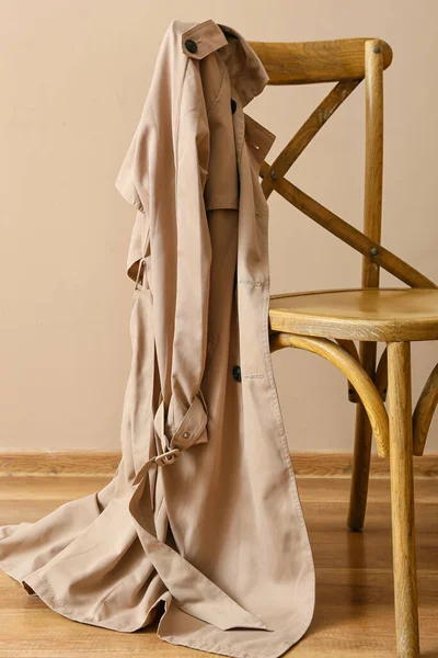 Manteau Élégant Avec Chaise Dans Chambre — Photo