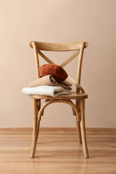 房间里的椅子上放些时髦的冬衣 — 图库照片