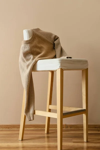 房间里的椅子上挂着时髦的冬季毛衣 — 图库照片