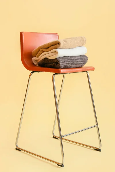 Κομψά Χειμωνιάτικα Ρούχα Καρέκλα Φόντο Χρώμα — Φωτογραφία Αρχείου