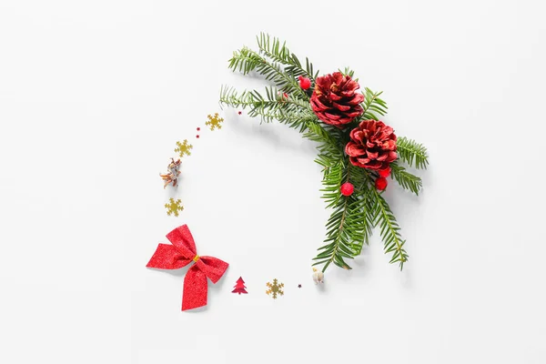 Krásný Věnec Jedlových Větví Vánoční Výzdoba Světlém Pozadí — Stock fotografie