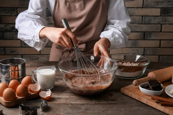 Mutfak masasında çikolata hamuru hazırlayan kadın, yakın plan.