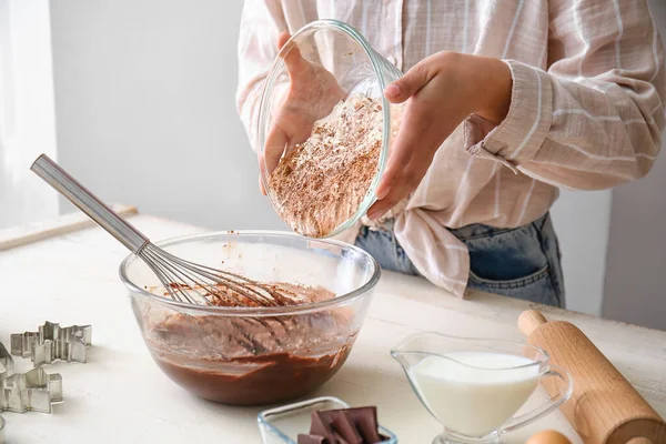 Mutfak masasında çikolata hamuru hazırlayan kadın, yakın plan.