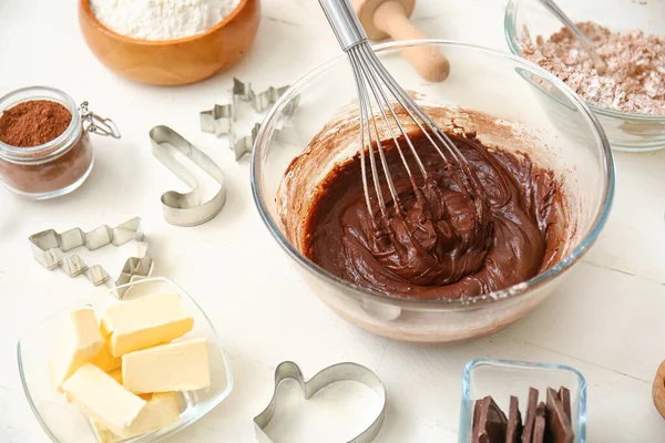 Mísa Čerstvým Čokoládovým Těstem Ingrediencemi Bílém Dřevěném Pozadí — Stock fotografie