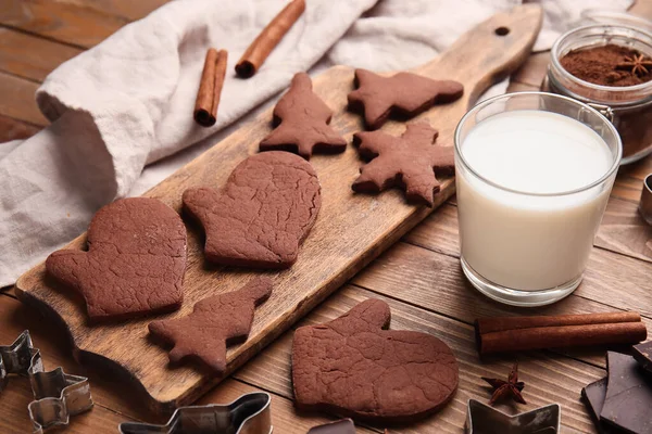 Tafel Mit Leckeren Schokolade Weihnachtsplätzchen Und Einem Glas Milch Auf — Stockfoto