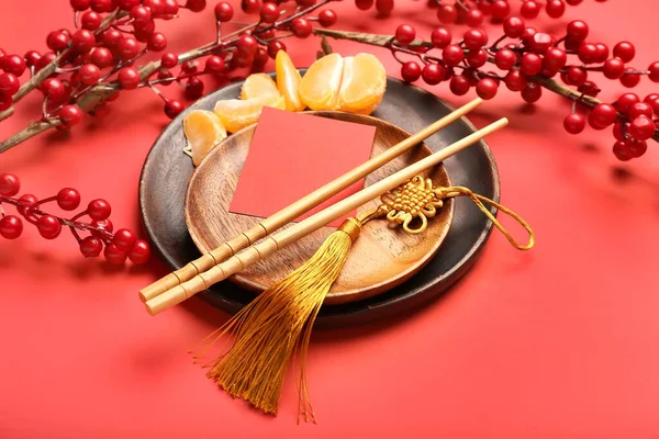 Teller Mit Leerer Grußkarte Essstäbchen Mandarinen Und Chinesischem Amulett Auf — Stockfoto