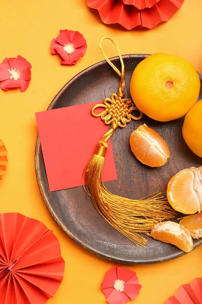 Teller Mit Mandarinen Leerer Grußkarte Und Chinesischen Symbolen Auf Farbigem — Stockfoto