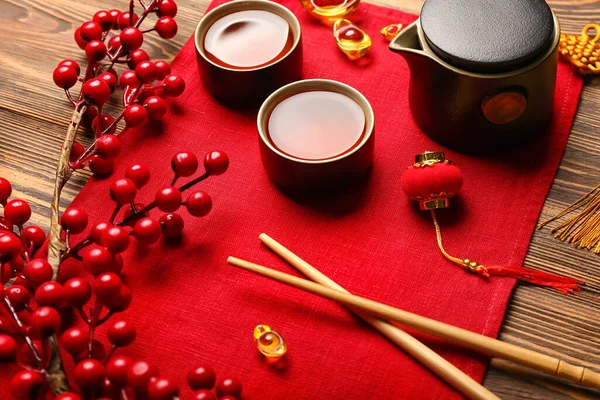 Leckerer Chinesischer Tee Mit Stäbchen Auf Holzgrund — Stockfoto