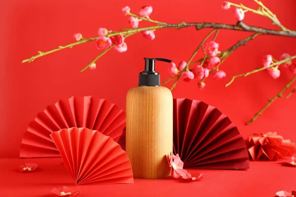 Flasche Chinesisches Kosmetikprodukt Auf Farbigem Hintergrund — Stockfoto