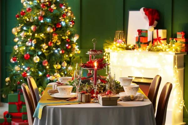 Dining Table Beautiful Setting Living Room Decorated Christmas Eve — Stock Photo, Image