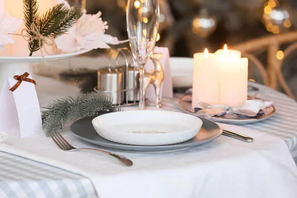 屋内でクリスマスのお祝いのための設定とダイニングテーブル — ストック写真
