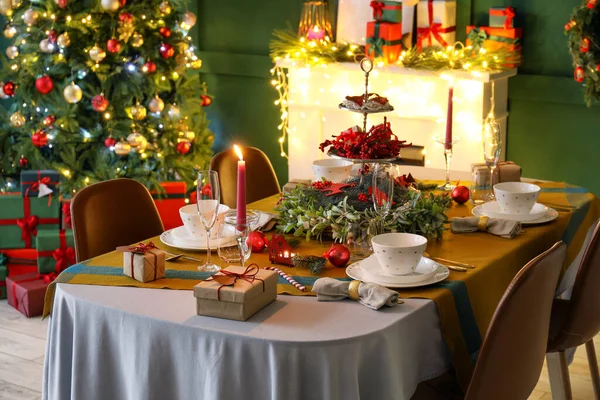 Dining Table Beautiful Setting Living Room Decorated Christmas Eve — Stock Photo, Image