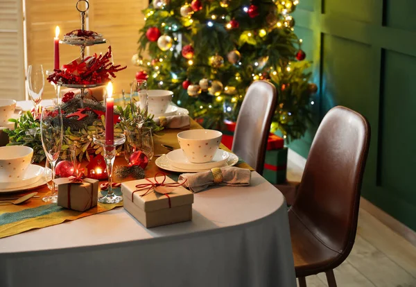 Eettafel Met Mooie Setting Woonkamer Ingericht Voor Kerstavond — Stockfoto