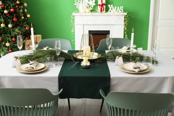 크리스마스 이브를 거실의 아름다운 테이블 — 스톡 사진