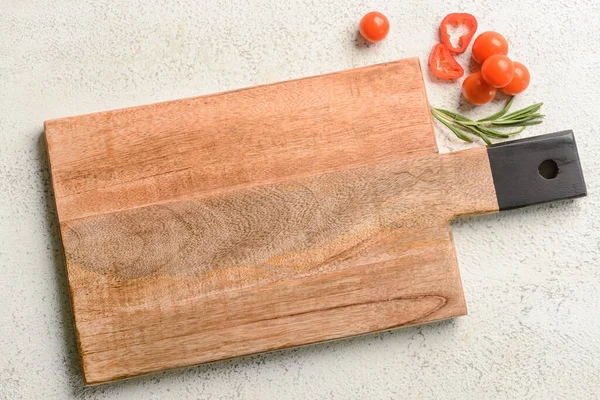 Houten Snijplank Met Plakjes Tomaat Peper Rozemarijn Witte Ondergrond — Stockfoto