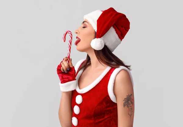 Sexy Jonge Vrouw Santa Kostuum Met Snoep Stok Lichte Achtergrond — Stockfoto