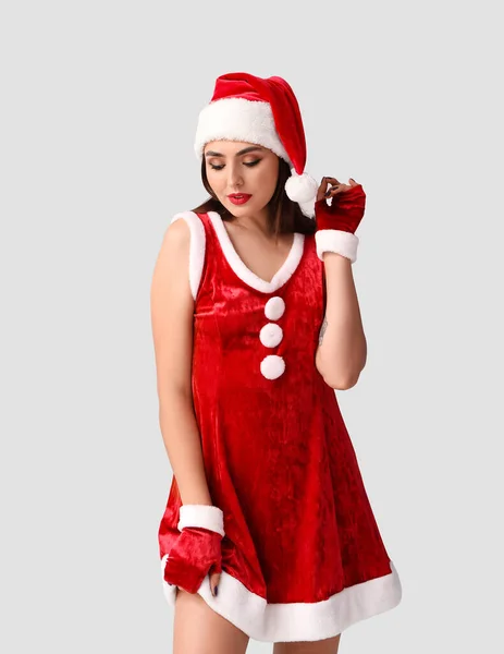 Işıklı Arka Planda Noel Baba Kostümlü Seksi Genç Kadın — Stok fotoğraf