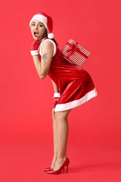 Mujer Joven Sexy Traje Santa Con Regalo Navidad Fondo Color — Foto de Stock