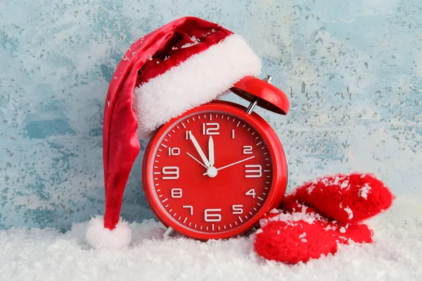 Stylish New Year Clock Santa Hat Gloves Snow Blue Background — Stock Photo, Image
