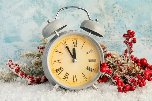 スタイリッシュな新年の時計 青の背景にクリスマスの装飾と雪 — ストック写真