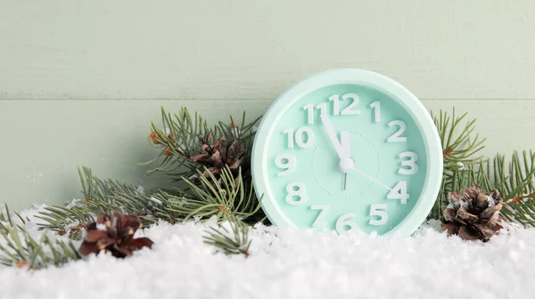 Horloge Élégante Nouvel Décor Noël Neige Sur Fond Bois Vert — Photo