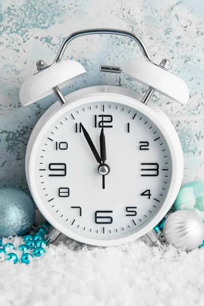 Relógio Ano Novo Elegante Decoração Natal Neve Fundo Azul — Fotografia de Stock