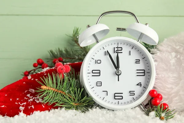 Relógio Ano Novo Elegante Decoração Natal Neve Fundo Madeira Verde — Fotografia de Stock