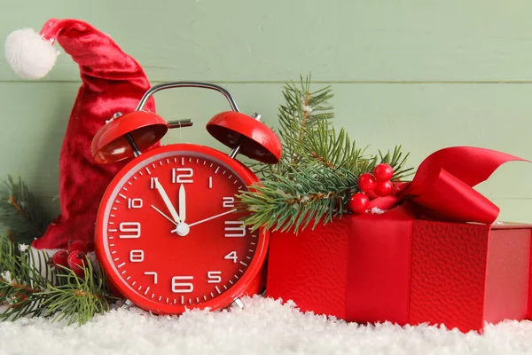 Reloj Año Nuevo Con Estilo Decoración Navidad Nieve Sobre Fondo —  Fotos de Stock