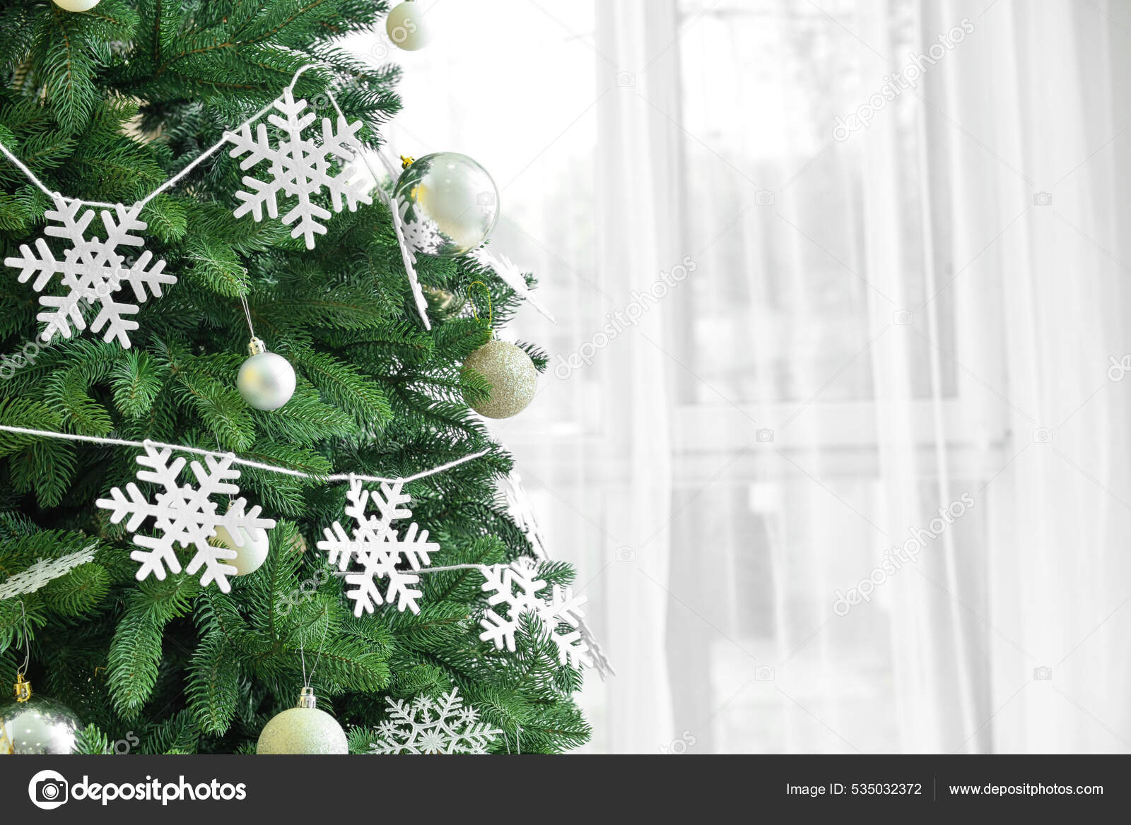 Vista da árvore de natal lindamente decorada