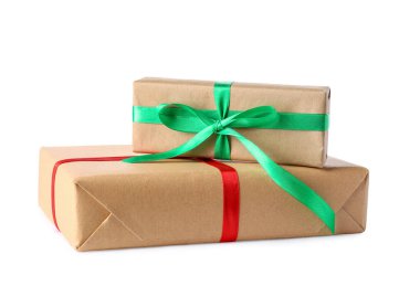 Beyaz arka planda izole edilmiş güzel Noel hediye kutuları