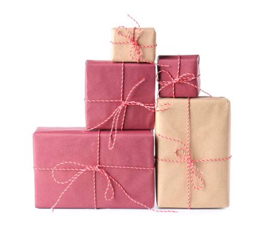 Beyaz arka planda izole edilmiş güzel Noel hediye kutuları