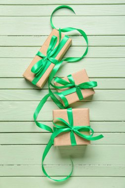 Renkli ahşap arka planda hediye kutuları