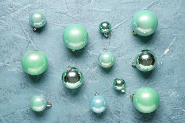 Renkli arka planda birçok güzel Noel süslemeleri