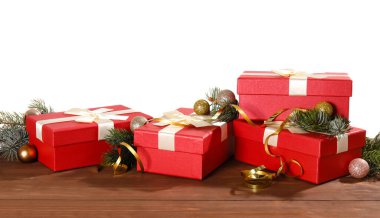 Beyaz arka planda hediye kutuları, toplar ve köknar dallarıyla güzel bir Noel kompozisyonu