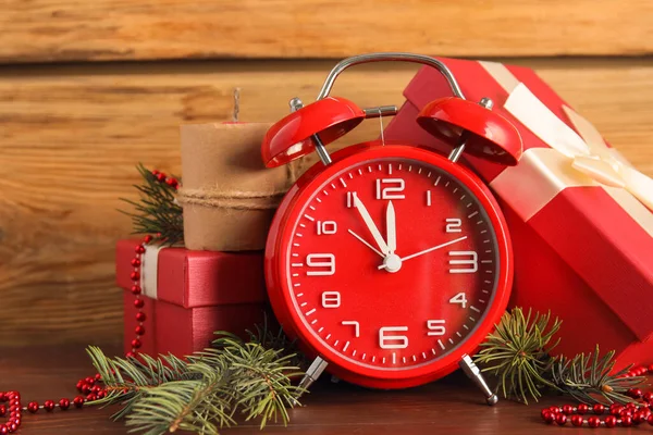 Elegante Reloj Año Nuevo Decoración Navidad Mesa — Foto de Stock