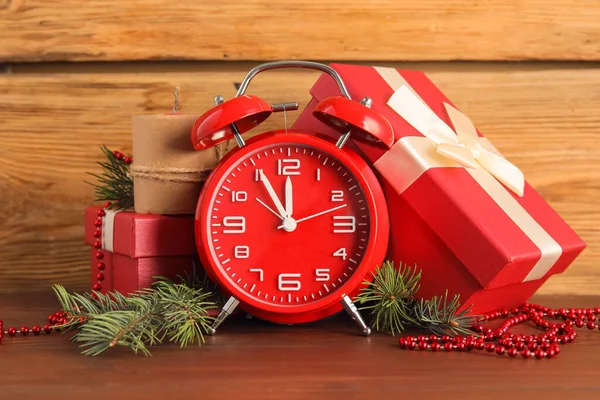 スタイリッシュな新年の時計とテーブルの上のクリスマスの装飾 — ストック写真