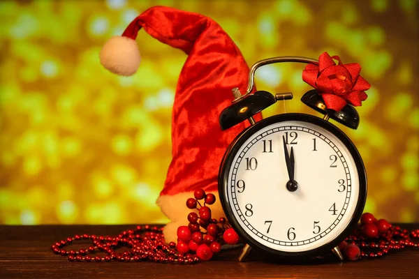 Elegante Reloj Año Nuevo Decoración Navidad Mesa Contra Fondo Borroso —  Fotos de Stock