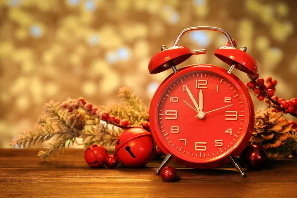 Elegante Reloj Año Nuevo Decoración Navidad Mesa Contra Fondo Borroso — Foto de Stock