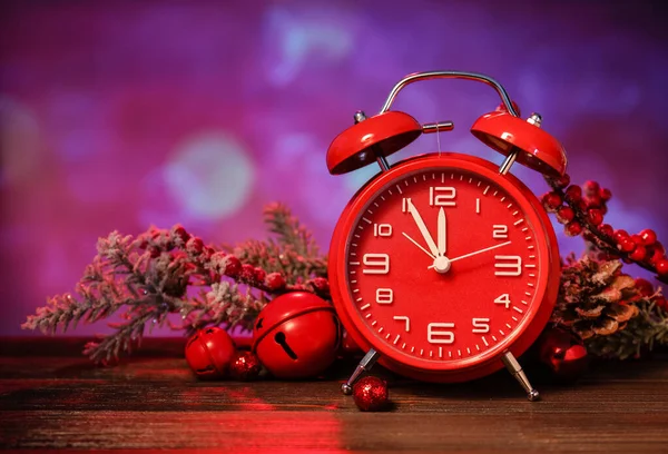 Relógio Ano Novo Elegante Decoração Natal Mesa Contra Fundo Borrado — Fotografia de Stock