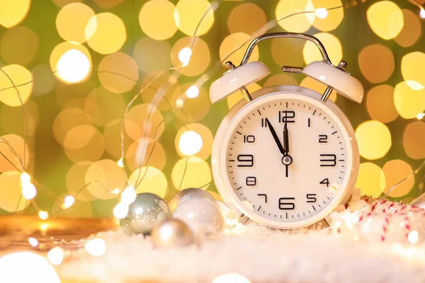 Horloge Élégante Nouvel Décor Noël Neige Sur Table Sur Fond — Photo