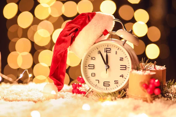 Reloj Año Nuevo Con Estilo Sombrero Santa Decoración Navidad Nieve — Foto de Stock