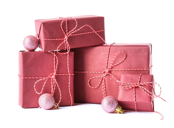 Belas Caixas Presente Natal Bolas Isoladas Fundo Branco — Fotografia de Stock