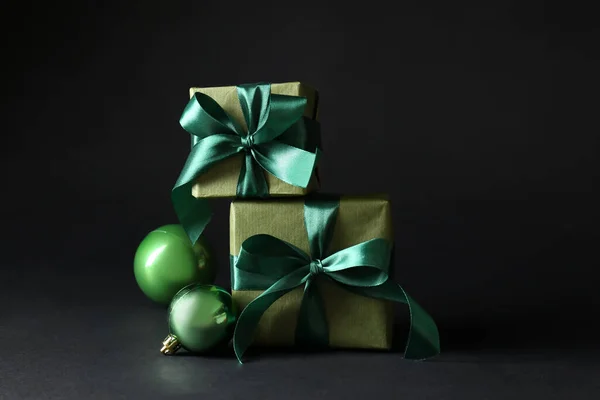 Hermosas Cajas Regalo Navidad Bolas Sobre Fondo Negro — Foto de Stock