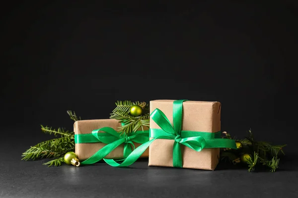 Красивые Рождественские Подарочные Коробки Елки Шары Черном Фоне — стоковое фото