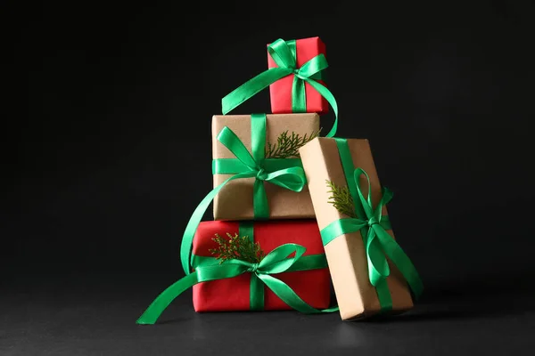 Όμορφα Κουτιά Δώρων Χριστουγέννων Μαύρο Φόντο — Φωτογραφία Αρχείου